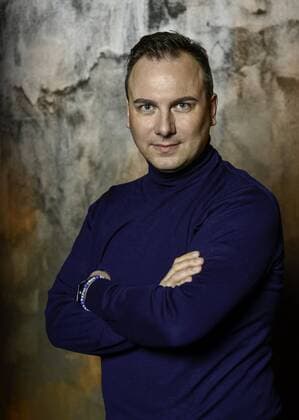 Tim Raue Für den richtigen Geschmack gehen sie an ihre Grenzen. In sechs neuen Folgen der Koch-Competition Kitchen Impossible (ab dem 07.02.2016 sonntags um 20:15 Uhr bei VOX) stellen sich Tim Mälzer und seine neuen hochkarätigen Kontrahenten einer scheinbar unlösbaren Aufgabe, um ihre Koch-Ehre zu verteidigen. Denn in jeweils zwei Ländern sollen sie eine einheimische Spezialität unter härtesten Bedingungen perfekt zubereiten. Wer mit seinem Gericht bestehen will, muss eine Jury aus Stammgästen überzeugen. Und die wissen am besten, wie ihr Leibgericht wirklich schmecken muss. Doch ein Rezept haben die Spitzenköche dafür nicht, nur ihre Liebe zum Kochen und unbändigen Ehrgeiz.