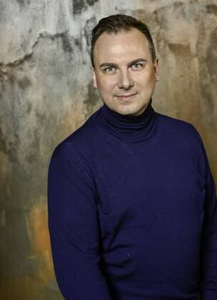 Tim Raue Für den richtigen Geschmack gehen sie an ihre Grenzen. In sechs neuen Folgen der Koch-Competition Kitchen Impossible (ab dem 07.02.2016 sonntags um 20:15 Uhr bei VOX) stellen sich Tim Mälzer und seine neuen hochkarätigen Kontrahenten einer scheinbar unlösbaren Aufgabe, um ihre Koch-Ehre zu verteidigen. Denn in jeweils zwei Ländern sollen sie eine einheimische Spezialität unter härtesten Bedingungen perfekt zubereiten. Wer mit seinem Gericht bestehen will, muss eine Jury aus Stammgästen überzeugen. Und die wissen am besten, wie ihr Leibgericht wirklich schmecken muss. Doch ein Rezept haben die Spitzenköche dafür nicht, nur ihre Liebe zum Kochen und unbändigen Ehrgeiz.