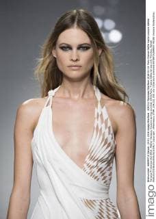 204232 Marineau Starface 2016-01-24 Paris France Defile haute couture Atellier Versace Printemps été 2016. Atelier Versace, Couture spring-summer 2016,Paris, France Editorial use only Prinsloo, Behati  Copyright: xMarineaux STAR_204232_055