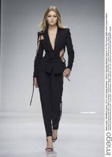 204232 Marineau Starface 2016-01-24 Paris France Defile haute couture Atellier Versace Printemps été 2016. Atelier Versace, Couture spring-summer 2016,Paris, France Editorial use only Hadid, Gigi  Copyright: xMarineaux STAR_204232_104