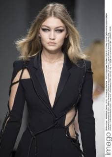 204232 Marineau Starface 2016-01-24 Paris France Defile haute couture Atellier Versace Printemps été 2016. Atelier Versace, Couture spring-summer 2016,Paris, France Editorial use only Hadid, Gigi  Copyright: xMarineaux STAR_204232_106