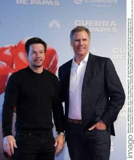 US Actor Mark Wahlberg speaks with fans at the red carpet during the presentation of the film Daddy s Home in the country, in Mexico City, Mexico, 25 January 2016. The movie will be in theatres on next 29 January. Presentation of the film Daddy s Home in Mexico !ACHTUNG: NUR REDAKTIONELLE NUTZUNG!  MEX50 20160126-635893757527280767