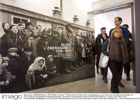 Teilnehmer der diesjaehrigen Jugendbegegnung des Deutschen Bundestags besichtigen am 25.01.2016 das ehemalige NS Zwangsarbeiterlager und heutigen Dokumentationszentrum Berlin-Schoenweide. In diesem Jahr steht die 20. Internationale Jugendbegegnung des Deutschen Bundestages unter dem Motto Zwangsarbeit waehrend des Nationalsozialismus . Die Jugendbegegnung des Deutschen Bundestages ist ein Projekt, das seit 1997 Jugendliche aus aller Welt dazu einlaedt, gemeinsam mit anderen Interessierten den Internationalen Tag des Gedenkens an die Opfer des Holocaust am 27. Januar zu begehen. Rund um diesen Tag werden fuer die Jugendlichen eine Woche lang unter anderem Ausfluege zu Gedenkstaetten organisiert. (Siehe epd-Bericht vom 26.01.2016) 20. Internationale Jugendbegegnung des Deutschen Bundestages Copyright: epd-bild RolfxZoellner EDITORIAL USE ONLY