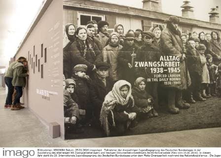 Teilnehmer der diesjaehrigen Jugendbegegnung des Deutschen Bundestages in der Ausstellung des ehemaligen NS Zwangsarbeiterlagers und heutigen Dokumentationszentrums Berlin-Schoenweide (Foto vom 25.01.2016). In diesem Jahr steht die 20. Internationale Jugendbegegnung des Deutschen Bundestages unter dem Motto Zwangsarbeit waehrend des Nationalsozialismus . Die Jugendbegegnung des Deutschen Bundestages ist ein Projekt, das seit 1997 Jugendliche aus aller Welt dazu einlaedt, gemeinsam mit anderen Interessierten den Internationalen Tag des Gedenkens an die Opfer des Holocaust am 27. Januar zu begehen. Rund um diesen Tag werden fuer die Jugendlichen eine Woche lang unter anderem Ausfluege zu Gedenkstaetten organisiert. (Siehe epd-Bericht vom 26.01.2016) 20. Internationale Jugendbegegnung des Deutschen Bundestages Copyright: epd-bild RolfxZoellner EDITORIAL USE ONLY