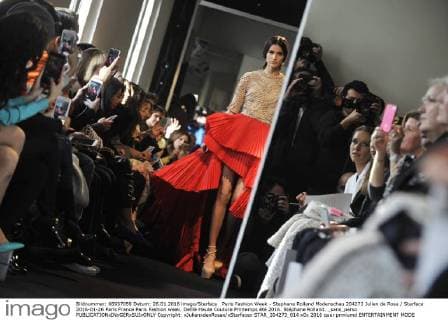 Paris Fashion Week - Stephane Rolland Modenschau 204273 Julien de Rosa Starface 2016-01-26 Paris France Paris Fashion week. Defilé Haute Couture Printemps été 2016. Stéphane Rolland. _sans_perso  Copyright: xJulienxdexRosax xStarfacex STAR_204273_014