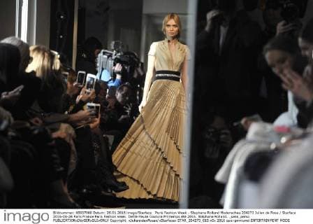 Paris Fashion Week - Stephane Rolland Modenschau 204273 Julien de Rosa Starface 2016-01-26 Paris France Paris Fashion week. Defilé Haute Couture Printemps été 2016. Stéphane Rolland. _sans_perso  Copyright: xJulienxdexRosax xStarfacex STAR_204273_015