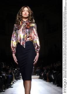 A model takes to the catwalk during the presentation of Julien Fournie s collection as part of the 2016 Spring Summer High Fashion collections in Paris, on January 26, 2016.  PAR20160126112 MAYAxVIDON-WHITE
