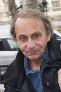 Paris Fashion Week - Michel Houellebecq bei Armani Show Michel Houellebecq - Paris Fashion Week, Modenschau Armani - 26 01 2016 JBAutissier Panoramic 