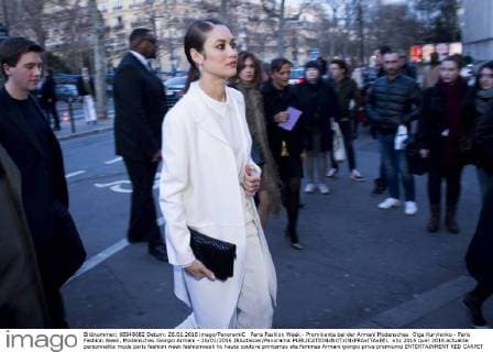 Paris Fashion Week - Prominente bei der Armani Modenschau Olga Kurylenko - Paris Fashion Week, Modenschau Giorgio Armani - 26 01 2016 JBAutissier Panoramic 