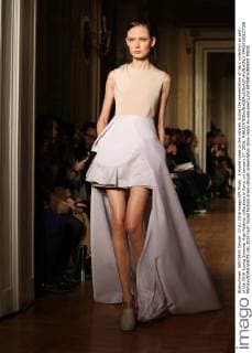 A model takes to the catwalk during the presentation of Ilja s collection as part of the 2016 Spring Summer High Fashion collections in Paris, on January 27, 2016.  PAR20160127108 MAYAxVIDON-WHITE