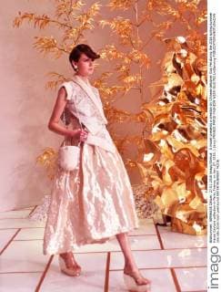A model presents a creation by Chinese designer Guo Pei during the 2016 spring summer Haute Couture collection in Paris, France, on Jan. 27, 2016. ) (dxy) FRANCE-PARIS-FASHION WEEK-GUO PEI LixGenxing 