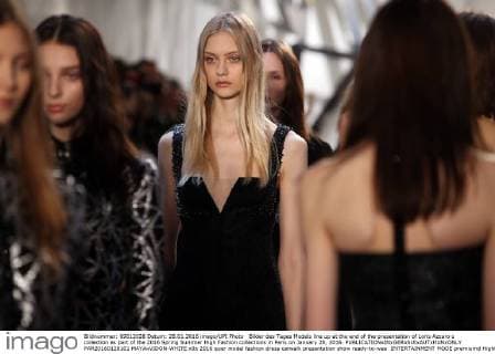 Bilder des Tages Models line up at the end of the presentation of Loris Azzaro s collection as part of the 2016 Spring Summer High Fashion collections in Paris on January 28, 2016.  PAR20160128101 MAYAxVIDON-WHITE