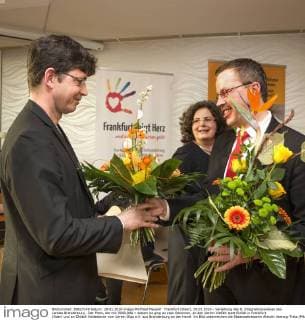 Frankfurt (Oder), 29.01.2016 - Verleihung des 8. Integrationspreises des Landes Brandenburg . Der Preis, der mit 5000,00â‚¬ dotiert ist ging an zwei Gewinner, an den Verein Vielfalt statt Einfalt in Frankfurt (Oder) und an Ghidali Vaideslaver vom Verein Olga e.V. aus Brandenburg an der Havel. Im Bild ueberreichen die Staatssekretaerin Almuth Hartwig-Tietz (Mitte) und Frankfurts Sozialdezernent, Jens-Marcel Ullrich (rechts) den Integrationspreis an Thomas Klaehn (links) vom Verein Vielfalt statt Einfalt .