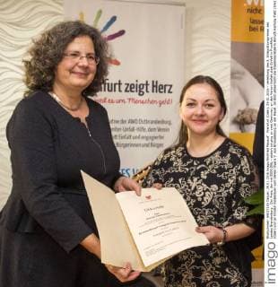Frankfurt (Oder), 29.01.2016 - Verleihung des 8. Integrationspreises des Landes Brandenburg . Der Preis, der mit 5000,00â‚¬ dotiert ist ging an zwei Gewinner, an den Verein Vielfalt statt Einfalt in Frankfurt (Oder) und an Ghidali Vaideslaver vom Verein Olga e.V. aus Brandenburg an der Havel. Im Bild ueberreicht die Staatssekretaerin Almuth Hartwig-Tietz (links) den Integrationspreis an Olga Vaideslaver (Tochter des Preisgewinners, Ghidali Vaideslaver).