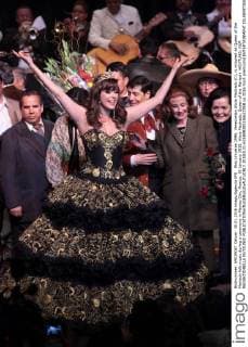Miss Universe 1996, Venezuelan Alicia Machado (C), is crowned as Queen of the Mariachi folk music during a ceremony in Mexico City, Mexico, 30 January 2016. Alicia Machado, Queen of the Mariachi !ACHTUNG: NUR REDAKTIONELLE NUTZUNG!  20160131-635898285336622958