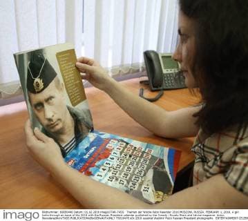 Themen der Woche Putin Kalender 2016 MOSCOW, RUSSIA. FEBRUARY 1, 2016. A girl looks through an issue of the 2016 with the Russian President calendar published by the Zvezdy i Sovety Stars and Advice magazine. Anton Novoderezhkin TASS  TS016478