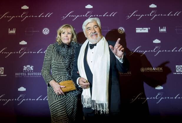 Semperopernball, Freitag (29.01.2016), Semperoper Dresden. Schauspieler Mario Adorf mit Ehefrau Monique Faye. RM001