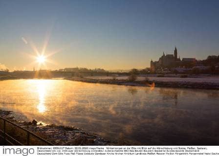 Wintermorgen an der Elbe mit Blick auf die Albrechtsburg und Sonne, Meißen, Sachsen, Deutschland