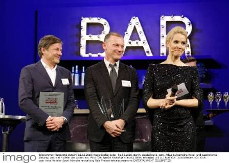 01.02.2016, Berlin, Deutschland, GER, AHGZ (Allgemeine Hotel- und Gastronomie Zeitung) zeichnet Hotelier des Jahres aus .Foto: Der Special Award geht an (l.) Alfred Weinzierl und (r.) Rudi Kull. Judith Rakers