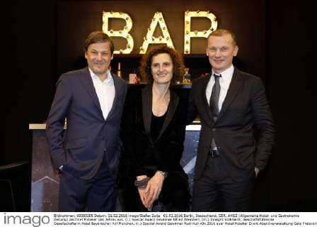 01.02.2016,Berlin, Deutschland, GER, AHGZ (Allgemeine Hotel- und Gastronomie Zeitung) zeichnet Hotelier des Jahres aus. (l.) Special Award Gewinner Alfred Weinzierl, (m.) Innegrit Volkhardt, Geschäftsführende Gesellschafterin Hotel Bayerischer Hof München, (r.) Special Award Gewinner Rudi Kull