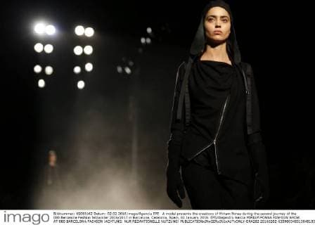 A model presents the creations of Miriam Ponsa during the second journey of the 080 Barcelona Fashion fall winter 2016 2017 in Barcelona, Catalonia, Spain, 02 January 2016. EFE Alejandro Garcia MIRIAM PONSA FASHION SHOW AT 080 BARCELONA FASHION !ACHTUNG: NUR REDAKTIONELLE NUTZUNG!  GRA282 20160202-635900348513848103