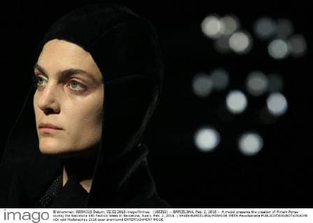 (160202) -- BARCELONA, Feb. 2, 2016 -- A model presents the creation of Miriam Ponsa during the Barcelona 080 Fashion Week in Barcelona, Spain, Feb. 2, 2016. ) SPAIN-BARCELONA-FASHION WEEK PauxBarrena 