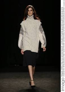 A model takes to the catwalk with a creation by Spanish label Sita Mur during the 080 Barcelona Fashion Week held in Barcelona, northeastern Spain, 02 February 2016. The 080 Barcelona Fashion runs from 01 February to 05 February 2016. 080 Barcelona Fashion Week - Sita Mur !ACHTUNG: NUR REDAKTIONELLE NUTZUNG!  20160202-635900426191596799