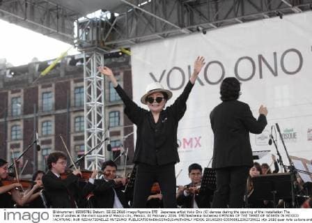 Japanese artist Yoko Ono (C) dances during the opening of the installation The tree of wishes at the main square of Mexico city, Mexico, 02 February 2016. EFE Sashenka Gutierrez OPENING OF THE THREE OF WISHES IN MEXICO !ACHTUNG: NUR REDAKTIONELLE NUTZUNG!  MEX01 20160203-635900612362739621