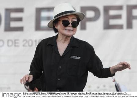 Japanese artist Yoko Ono (C) dances during the opening of the installation The tree of wishes at the main square of Mexico city, Mexico, 02 February 2016. EFE Sashenka Gutierrez OPENING OF THE THREE OF WISHES IN MEXICO !ACHTUNG: NUR REDAKTIONELLE NUTZUNG!  MEX03 20160203-635900613006235496