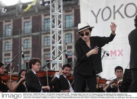 Japanese artist Yoko Ono (C) dances during the opening of the installation The tree of wishes at the main square of Mexico city, Mexico, 02 February 2016. EFE Sashenka Gutierrez OPENING OF THE THREE OF WISHES IN MEXICO !ACHTUNG: NUR REDAKTIONELLE NUTZUNG!  MEX04 20160203-635900613020275406