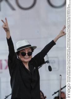 Japanese artist Yoko Ono (C) dances during the opening of the installation The tree of wishes at the main square of Mexico city, Mexico, 02 February 2016. EFE Sashenka Gutierrez OPENING OF THE THREE OF WISHES IN MEXICO !ACHTUNG: NUR REDAKTIONELLE NUTZUNG!  MEX05 20160203-635900613646927587