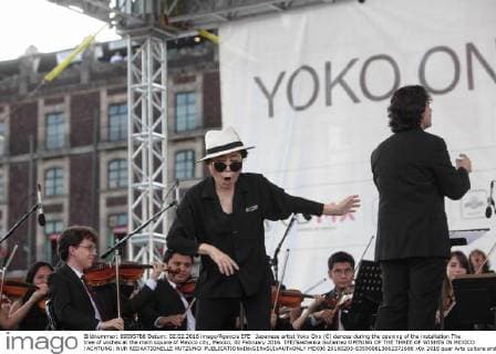 Japanese artist Yoko Ono (C) dances during the opening of the installation The tree of wishes at the main square of Mexico city, Mexico, 02 February 2016. EFE Sashenka Gutierrez OPENING OF THE THREE OF WISHES IN MEXICO !ACHTUNG: NUR REDAKTIONELLE NUTZUNG!  MEX06 20160203-635900613662371686