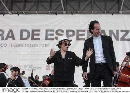 Japanese artist Yoko Ono (C) dances with director of the Archbisphoric Culture Commission Alvaro Lozano during the opening of the installation The tree of wishes at the main square of Mexico city, Mexico, 02 February 2016. EFE Sashenka Gutierrez OPENING OF THE THREE OF WISHES IN MEXICO !ACHTUNG: NUR REDAKTIONELLE NUTZUNG!  MEX07 20160203-635900614351896106