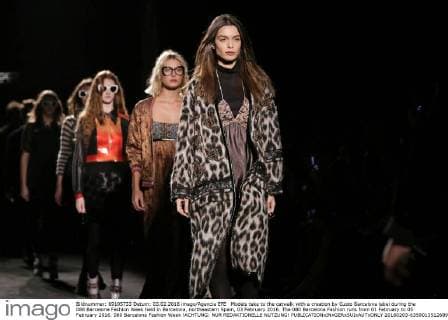 Models take to the catwalk with a creation by Custo Barcelona label during the 080 Barcelona Fashion Week held in Barcelona, northeastern Spain, 03 February 2016. The 080 Barcelona Fashion runs from 01 February to 05 February 2016. 080 Barcelona Fashion Week !ACHTUNG: NUR REDAKTIONELLE NUTZUNG!  20160203-635901351268906896