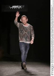 Spanish fashion designer Custo Dalmau waves after show his creations for Custo Barcelona label during the 080 Barcelona Fashion Week held in Barcelona, northeastern Spain, 03 February 2016. The 080 Barcelona Fashion runs from 01 February to 05 February 2016. 080 Barcelona Fashion Week !ACHTUNG: NUR REDAKTIONELLE NUTZUNG!  20160203-635901351340042440