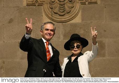 Japanese artist Yoko Ono (R) and government chief Miguel Angel Mancera pose during the act of delivery of the city s keys to Ono after being named distinguished visitor of Mexico city, Mexico, 03 February 2016. YOKO ONO NAMED MEXICO CITY DISTINGUISHED VISITOR !ACHTUNG: NUR REDAKTIONELLE NUTZUNG!  MEX10 20160203-635901361781517778