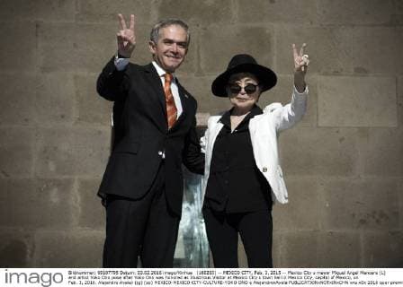 (160203) -- MEXICO CITY, Feb. 3, 2015 -- Mexico City s mayor Miguel Angel Mancera (L) and artist Yoko Ono pose after Yoko Ono was honored as Illustrious Visitor at Mexico City s town hall in Mexico City, capital of Mexico, on Feb. 3, 2016. Alejandro Ayala) (jg) (sp) MEXICO-MEXICO CITY-CULTURE-YOKO ONO e AlejandroxAyala 