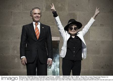 (160203) -- MEXICO CITY, Feb. 3, 2015 -- Mexico City s mayor Miguel Angel Mancera (L) and artist Yoko Ono gesture after Yoko Ono was honored as Illustrious Visitor at Mexico City s town hall in Mexico City, capital of Mexico, on Feb. 3, 2016. Alejandro Ayala) (jg) (sp) MEXICO-MEXICO CITY-CULTURE-YOKO ONO e AlejandroxAyala 