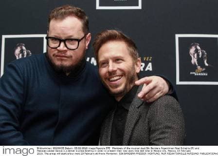Members of the musical duet Sin Bandera Argentinian Noel Schajris (R) and Mexican Leonel Garcia (L) deliver a press briefing in order to present their new work One last time in Mexico city, Mexico, 05 February 2016. The group will start a tour next 20 February at Arena Monterrey. SIN BANDERA PRESSER !ACHTUNG: NUR REDAKTIONELLE NUTZUNG!  MEX03 20160205-635902977978737030