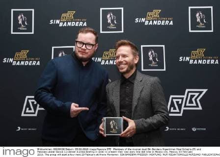 Members of the musical duet Sin Bandera Argentinian Noel Schajris (R) and Mexican Leonel Garcia (L) deliver a press briefing in order to present their new work One last time in Mexico city, Mexico, 05 February 2016. The group will start a tour next 20 February at Arena Monterrey. SIN BANDERA PRESSER !ACHTUNG: NUR REDAKTIONELLE NUTZUNG!  MEX04 20160205-635902978624104893