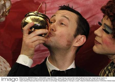 Joseph Gordon-Levitt erhält Hasty Pudding Award Actor Joseph Gordon-Levitt (L) kisses his pudding pot trophy while posing with Harvard University student Max McGillivray (R) after he was awarded the Harvard University Hasty Pudding Theatricals Man of the Year 2016 in Cambridge, Massachusetts on February 5, 2016.  BOS2016020503 MATTHEWxHEALEY