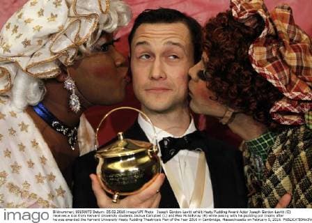 Joseph Gordon-Levitt erhält Hasty Pudding Award Actor Joseph Gordon-Levitt (C) receives a kiss from Harvard University students Joshua Campbell (L) and Max McGillivray (R) while posing with his pudding pot trophy after he was awarded the Harvard University Hasty Pudding Theatricals Man of the Year 2016 in Cambridge, Massachusetts on February 5, 2016.  BOS2016020504 MATTHEWxHEALEY