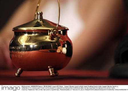 Joseph Gordon-Levitt erhält Hasty Pudding Award Actor Joseph Gordon-Levitt is reflected in his pudding pot trophy as he answers a question during a press conference after he was awarded the Harvard University Hasty Pudding Theatricals Man of the Year 2016 in Cambridge, Massachusetts on February 5, 2016.  BOS2016020508 MATTHEWxHEALEY