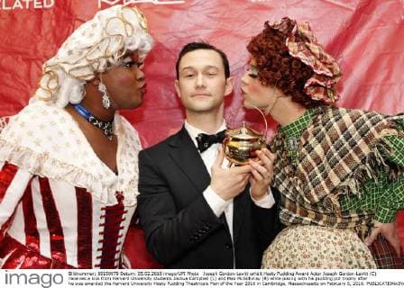 Joseph Gordon-Levitt erhält Hasty Pudding Award Actor Joseph Gordon-Levitt (C) receives a kiss from Harvard University students Joshua Campbell (L) and Max McGillivray (R) while posing with his pudding pot trophy after he was awarded the Harvard University Hasty Pudding Theatricals Man of the Year 2016 in Cambridge, Massachusetts on February 5, 2016.  BOS2016020509 MATTHEWxHEALEY