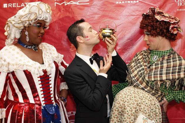 Joseph Gordon-Levitt erhält Hasty Pudding Award Actor Joseph Gordon-Levitt (C) kisses his pudding pot trophy while Harvard University students Joshua Campbell (L) and Max McGillivray (R) look on after he was awarded the Harvard University Hasty Pudding Theatricals Man of the Year 2016 in Cambridge, Massachusetts on February 5, 2016.  BOS2016020510 MATTHEWxHEALEY