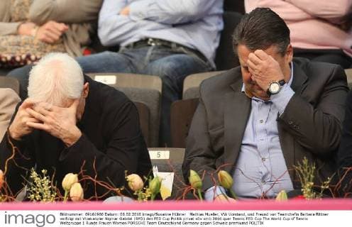 Mathias Mueller, VW Vorstand, und Freund von Teamchefin Barbara Rittner verfolgt mit Vizekanzler Sigmar Gabriel (SPD) den FED Cup