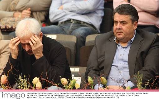 Mathias Mueller, VW Vorstand, und Freund von Teamchefin Barbara Rittner verfolgt mit Vizekanzler Sigmar Gabriel (SPD) den FED Cup