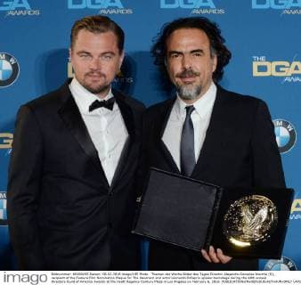 Themen der Woche Bilder des Tages Director Alejandro Gonzalez Inarritu (R), recipient of the Feature Film Nomination Plaque for The Revenant and actor Leonardo DiCaprio appear backstage during the 68th annual Directors Guild of America Awards at the Hyatt Regency Century Plaza in Los Angeles on February 6, 2016.  LAP2016020663 JIMxRUYMEN
