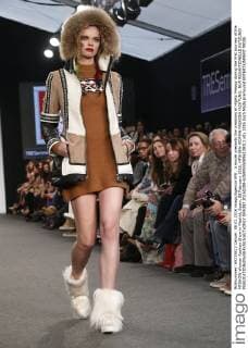 A model presents the creations of Highly Preppy during the first journey of the MFSHOW Woman Fashion Show in Madrid, Spain, 08 February 2016. MFSHOW WOMAN FASHION !ACHTUNG: NUR REDAKTIONELLE NUTZUNG!  GRA387 20160208-635905550896139313