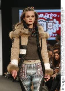 A model presents the creations of Highly Preppy during the first journey of the MFSHOW Woman Fashion Show in Madrid, Spain, 08 February 2016. MFSHOW WOMAN FASHION !ACHTUNG: NUR REDAKTIONELLE NUTZUNG!  GRA390 20160208-635905551622314658